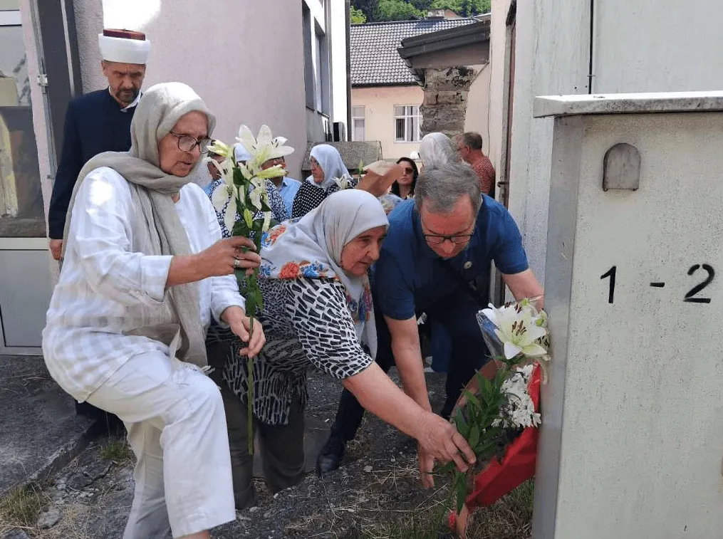 Porodice žrtava genocida se okupile u Srebrenici i krenule u obilazak stratišta najmilijih