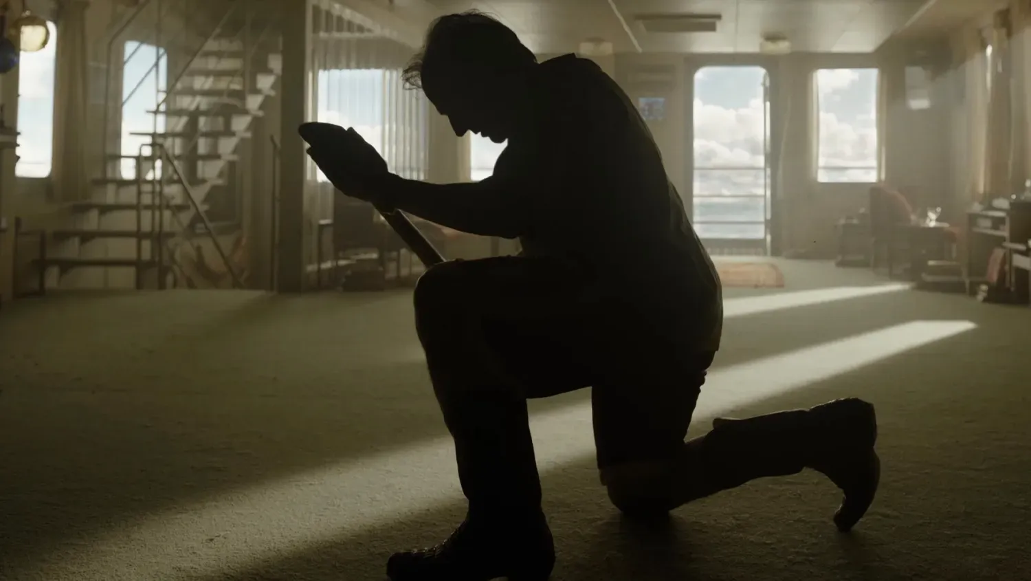Tom Cruise je neprepoznatljiv u prvom traileru za novu crnu komediju