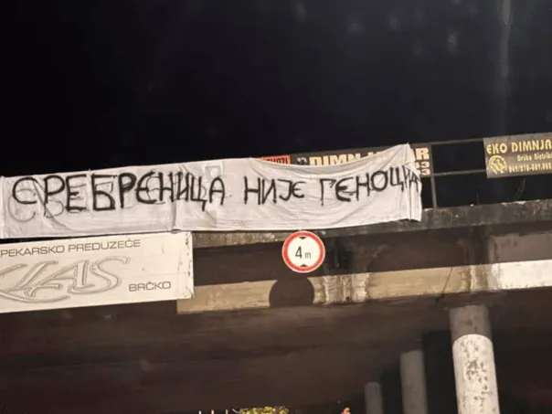 U Brčkom postavljen transparent "Srebrenica nije genocid", policija istražuje slučaj