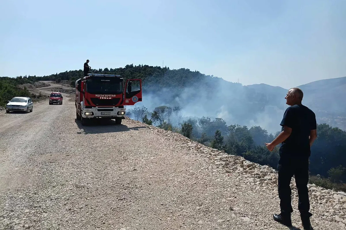 Bjesni požar iznad Trebinja: Vatrena linija duga dva kilometra