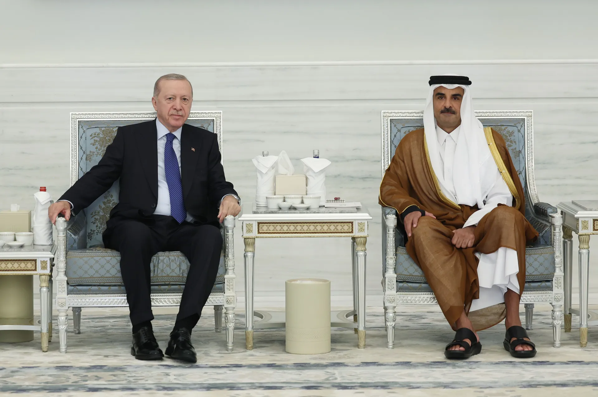 DOHA, KATAR - 14. JULI: Turski predsjednik Recep Tayyip Erdogan sastao se u Dohi s katarskim emirom, šeikom Tamimom bin Hamadom Al Thanijem, kako bi izrazio saučešće povodom smrti njegovog oca, bivšeg katarskog emira, šeika Hamada bin Khalife Al Thanija. 