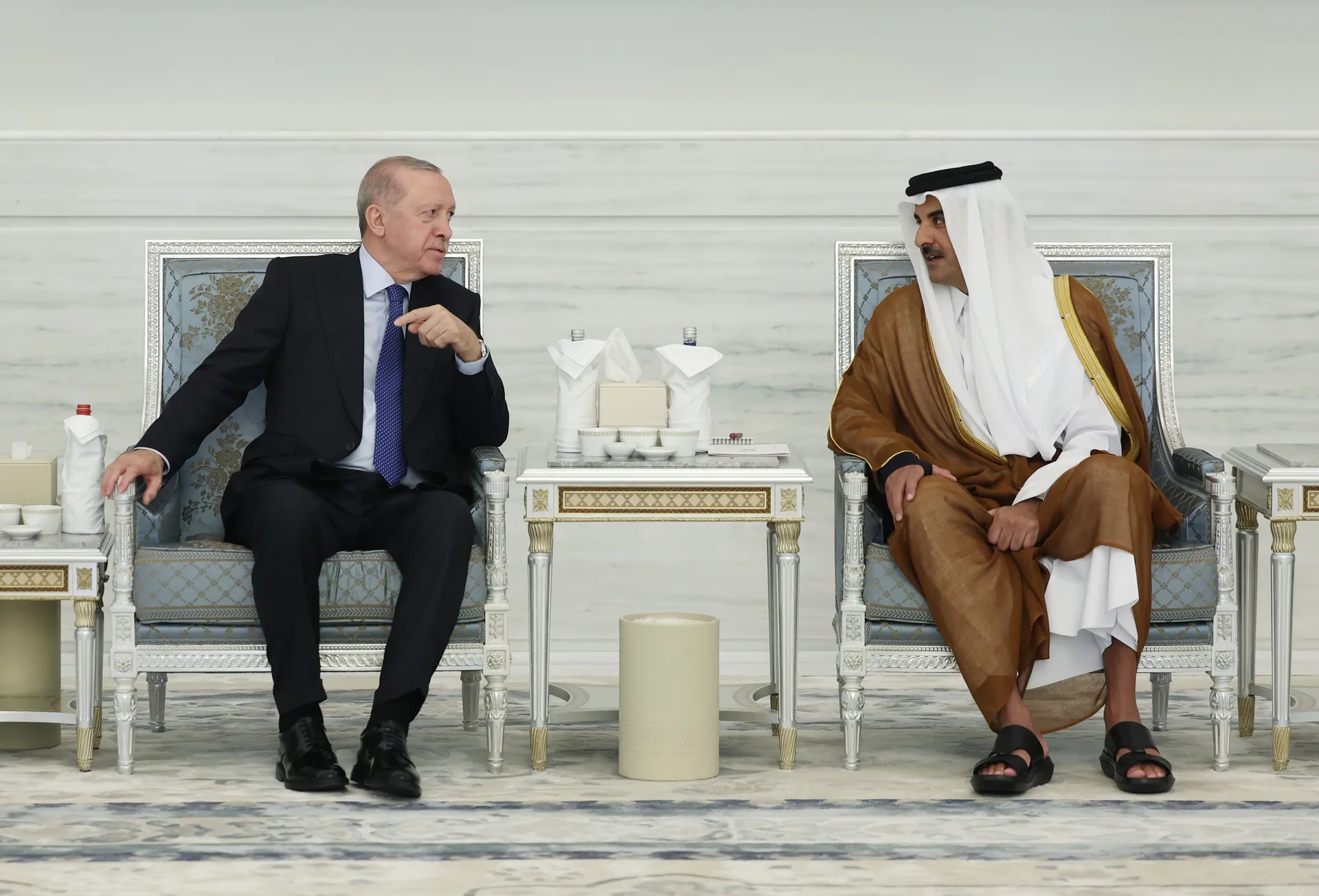 DOHA, KATAR - 14. JULI: Turski predsjednik Recep Tayyip Erdogan sastao se u Dohi s katarskim emirom, šeikom Tamimom bin Hamadom Al Thanijem, kako bi izrazio saučešće povodom smrti njegovog oca, bivšeg katarskog emira, šeika Hamada bin Khalife Al Thanija. 