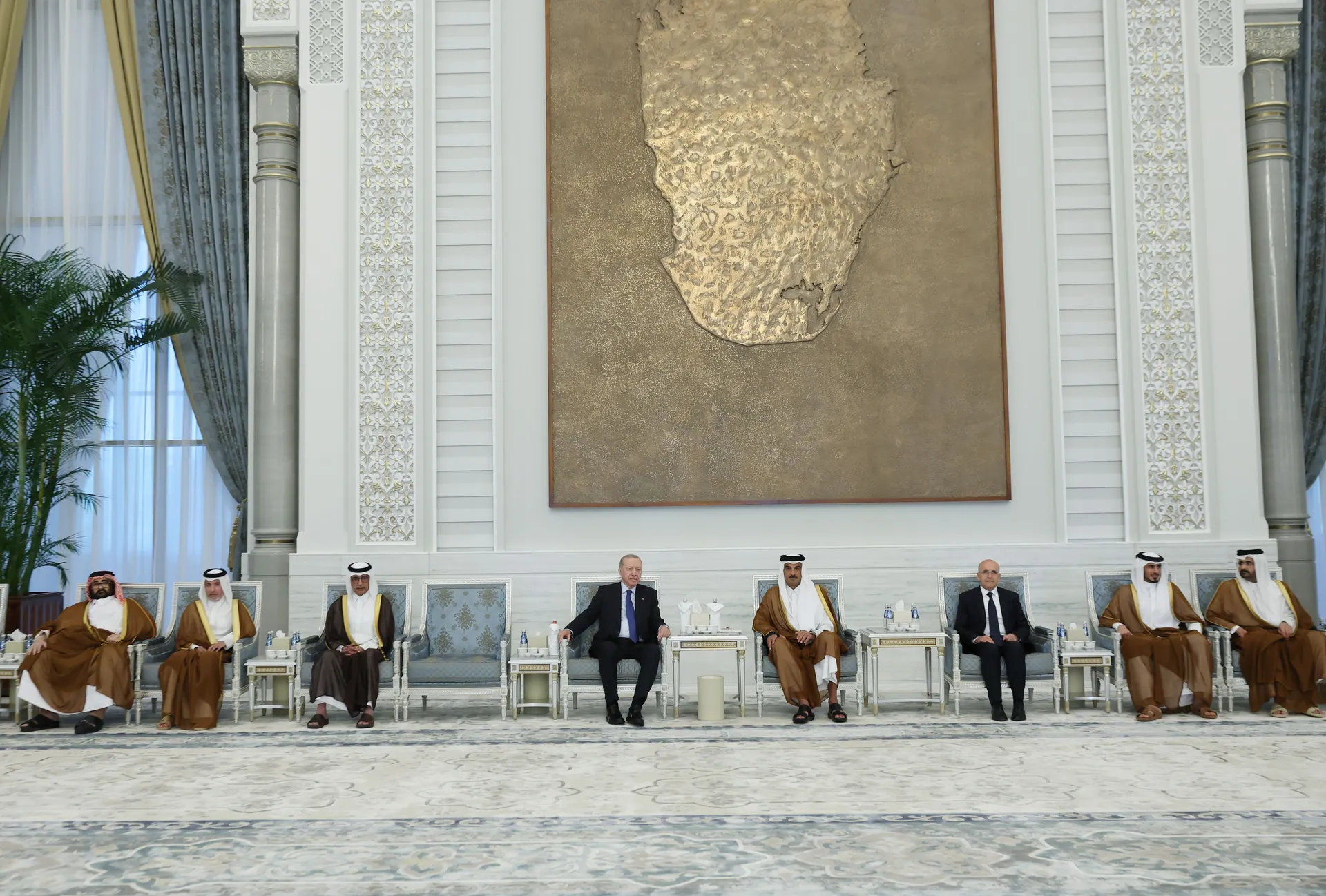 DOHA, KATAR - 14. JULI: Turski predsjednik Recep Tayyip Erdogan sastao se u Dohi s katarskim emirom, šeikom Tamimom bin Hamadom Al Thanijem, kako bi izrazio saučešće povodom smrti njegovog oca, bivšeg katarskog emira, šeika Hamada bin Khalife Al Thanija. 