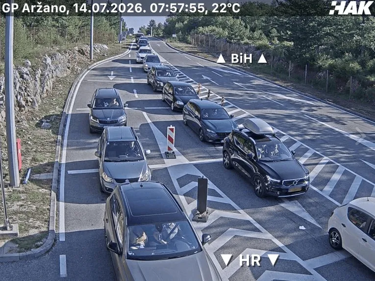 Počele gužve na granicama, duge kolone na izlazu iz BiH, vozačima upućen apel