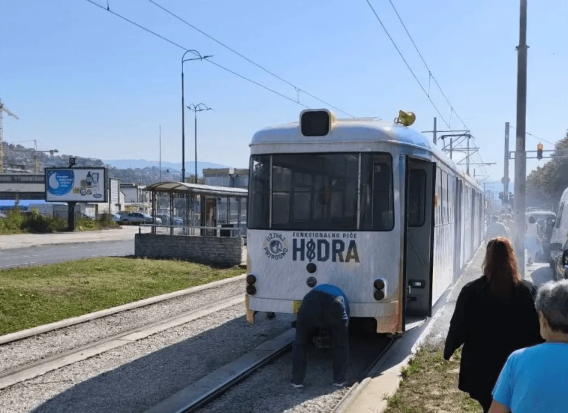 Dim kuljao iz tramvaja u Nedžarićima, građani pozivaju na bojkot starih vozila 
