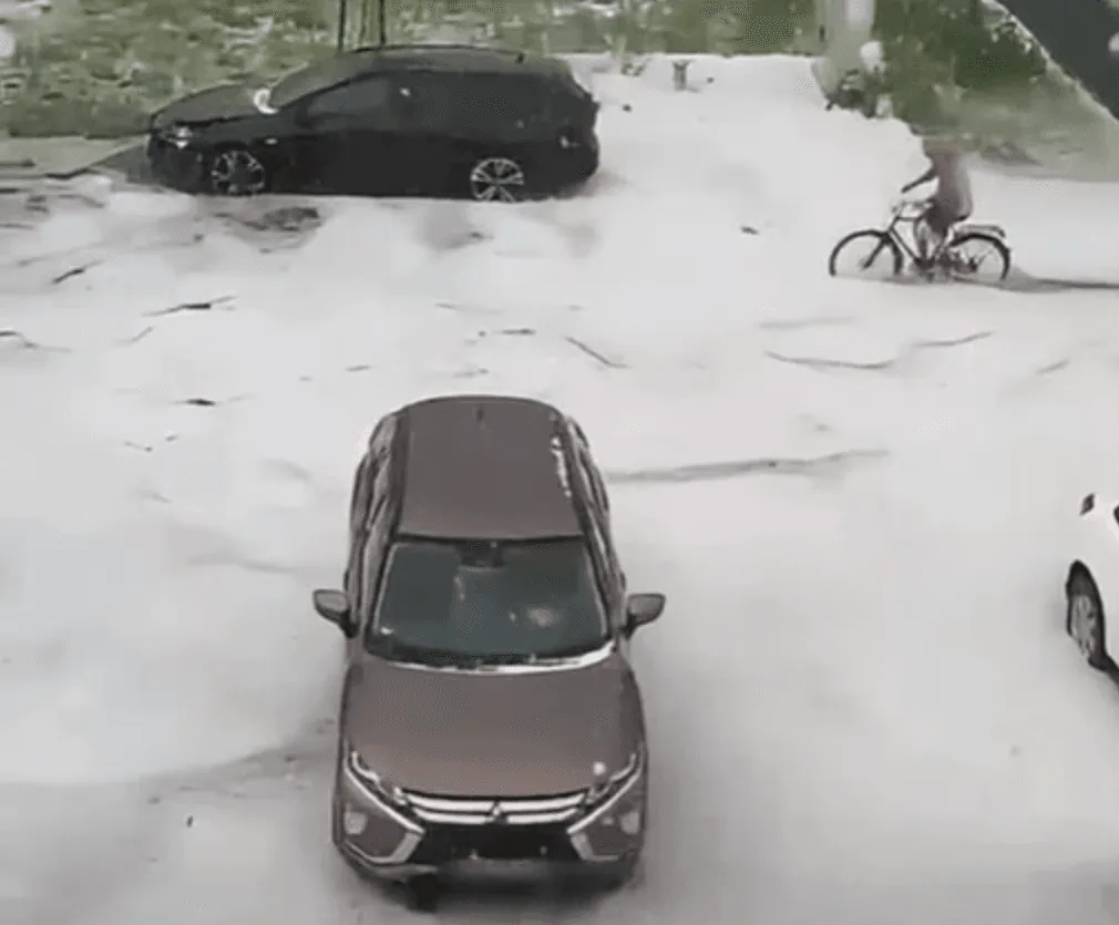 Julsko nevrijeme kao usred zime, led prekrio gradove, aktivirane grtalice