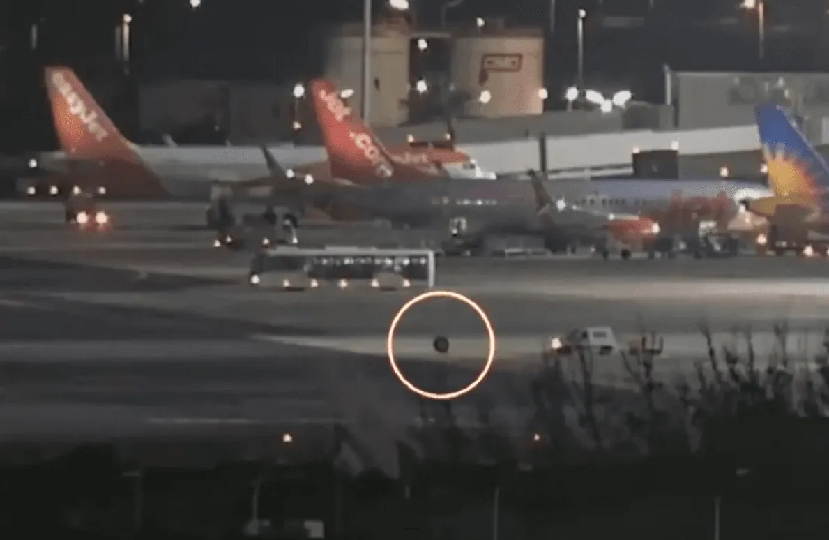 (VIDEO) Incident na aerodromu na španskom otoku, avionu otpao točak i kotrljao se po pisti