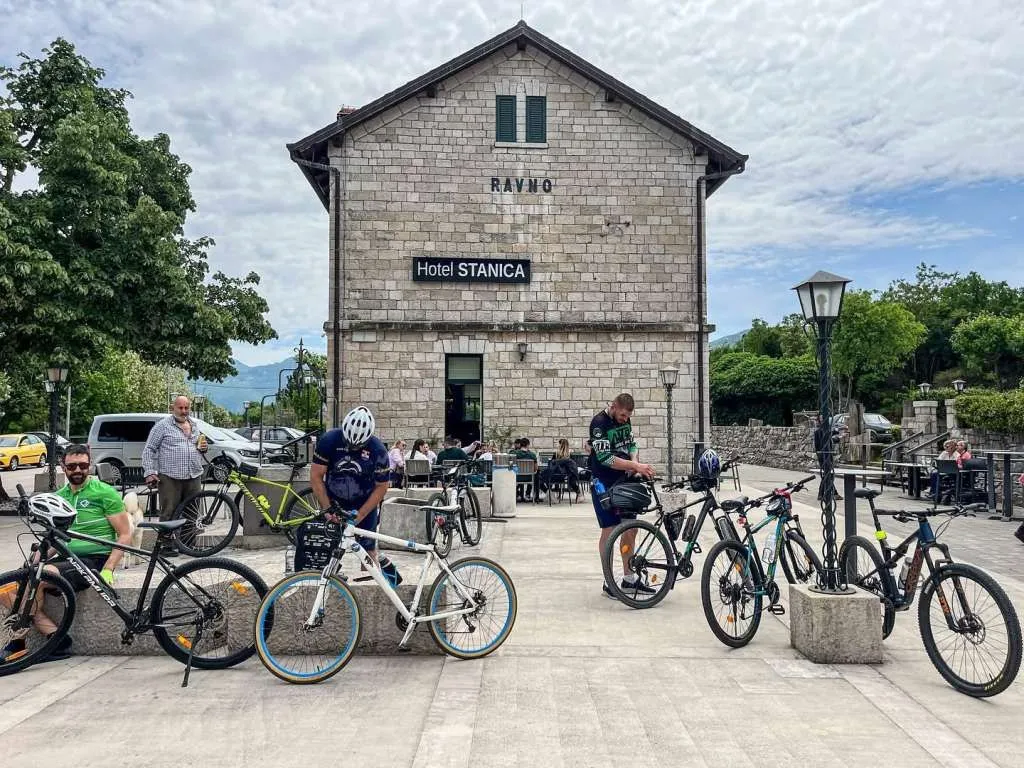 Ravno postaje turistička atrakcija