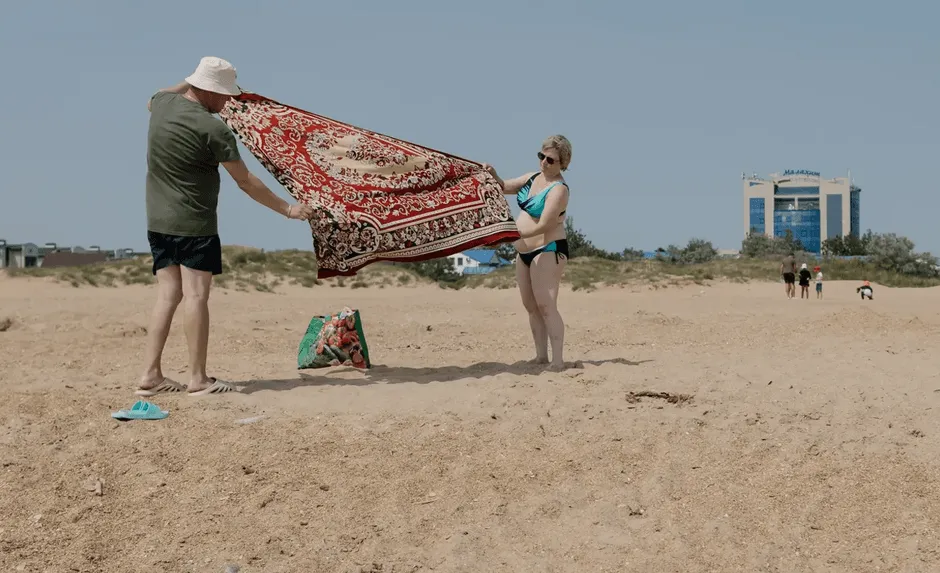 Kako izgleda rusko ljeto? Dronovi iznad ležaljki, plaže pune nafte, a nema benzina