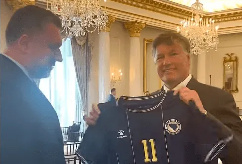 (VIDEO) Konaković zamjeniku državnog sekretara SAD uručio dres Edina Džeke