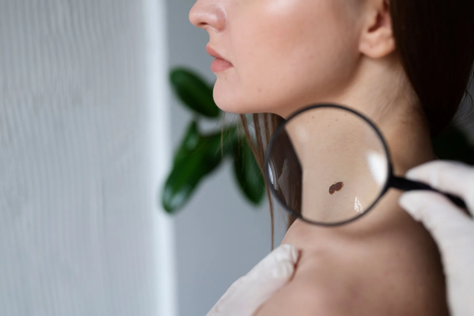 Raste vam dlaka iz mladeža? Dermatolozi otkrili smije li se čupati, odgovor je neočekivan