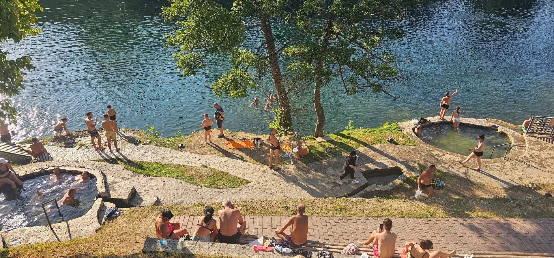 (FOTO) Banjalučanima more nije potrebno, oni imaju svoj hladni Vrbas