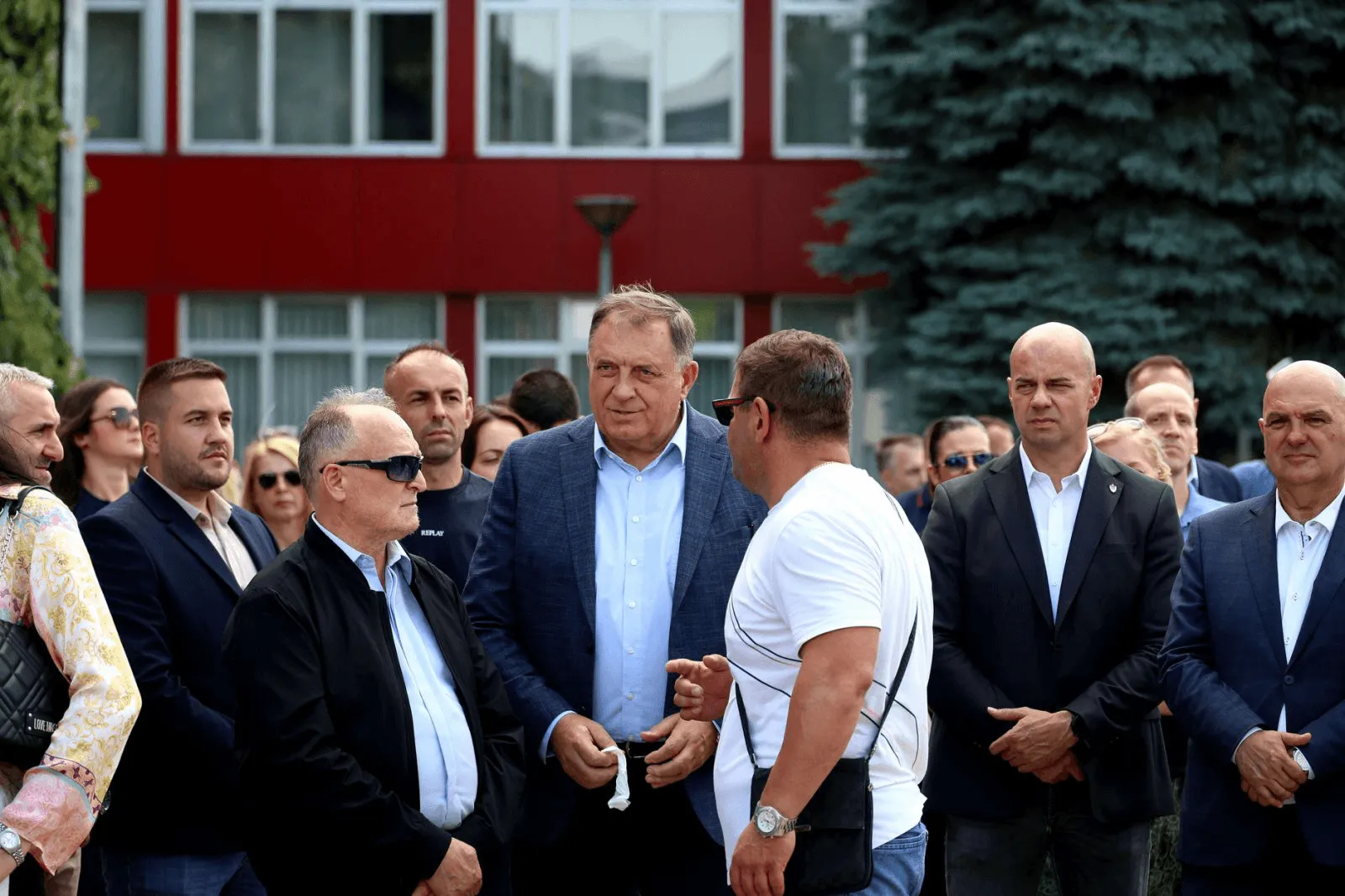 Neugodna situacija na sahrani, Elek pokušao prići Dodiku, tjelohranitelji ga zaustavili