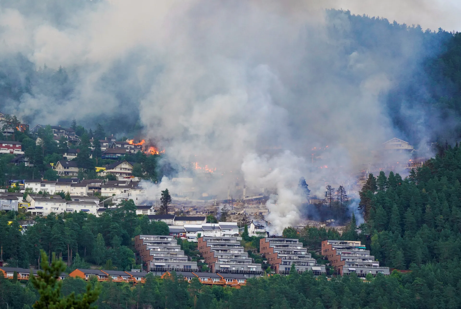 (FOTO i VIDEO) Veliki požar hara jugom Norveške, uništeno više od 100 domova
