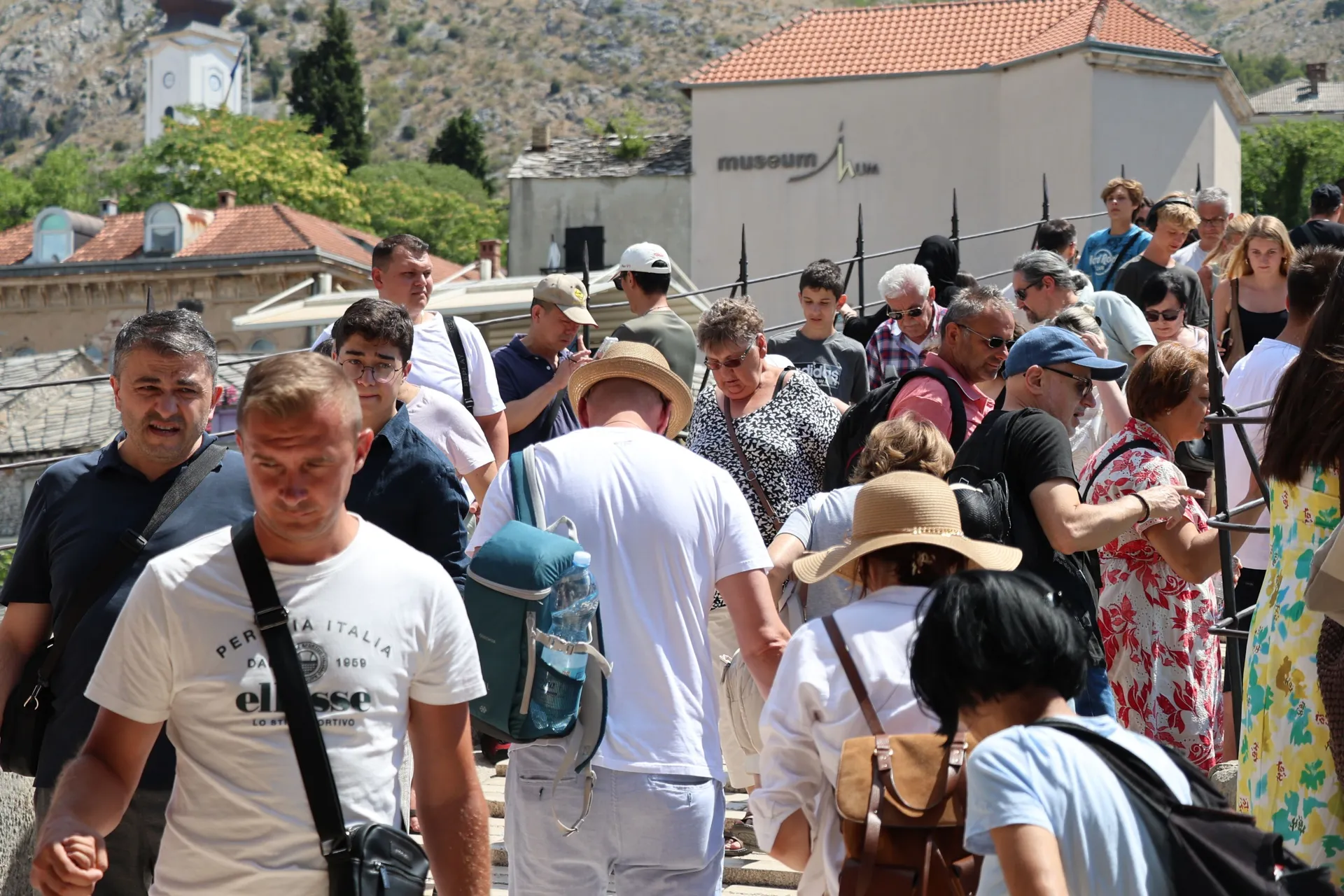 MOSTAR, 18. srpnja (FENA) - Unatoč visokim ljetnim temperaturama zraka koje su i ovog vikenda pogodile Mostar, stara gradska jezgra i područje oko Starog mosta i dalje su među najposjećenijim lokacijama za domaće i strane turiste.  (Foto FENA/Mateo Marino