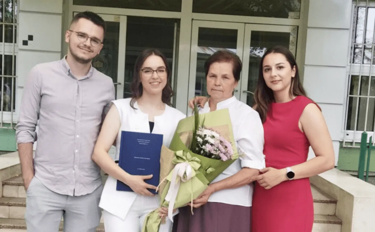 Ostala je udovica s četvero djece, a danas ponosno grli troje doktora