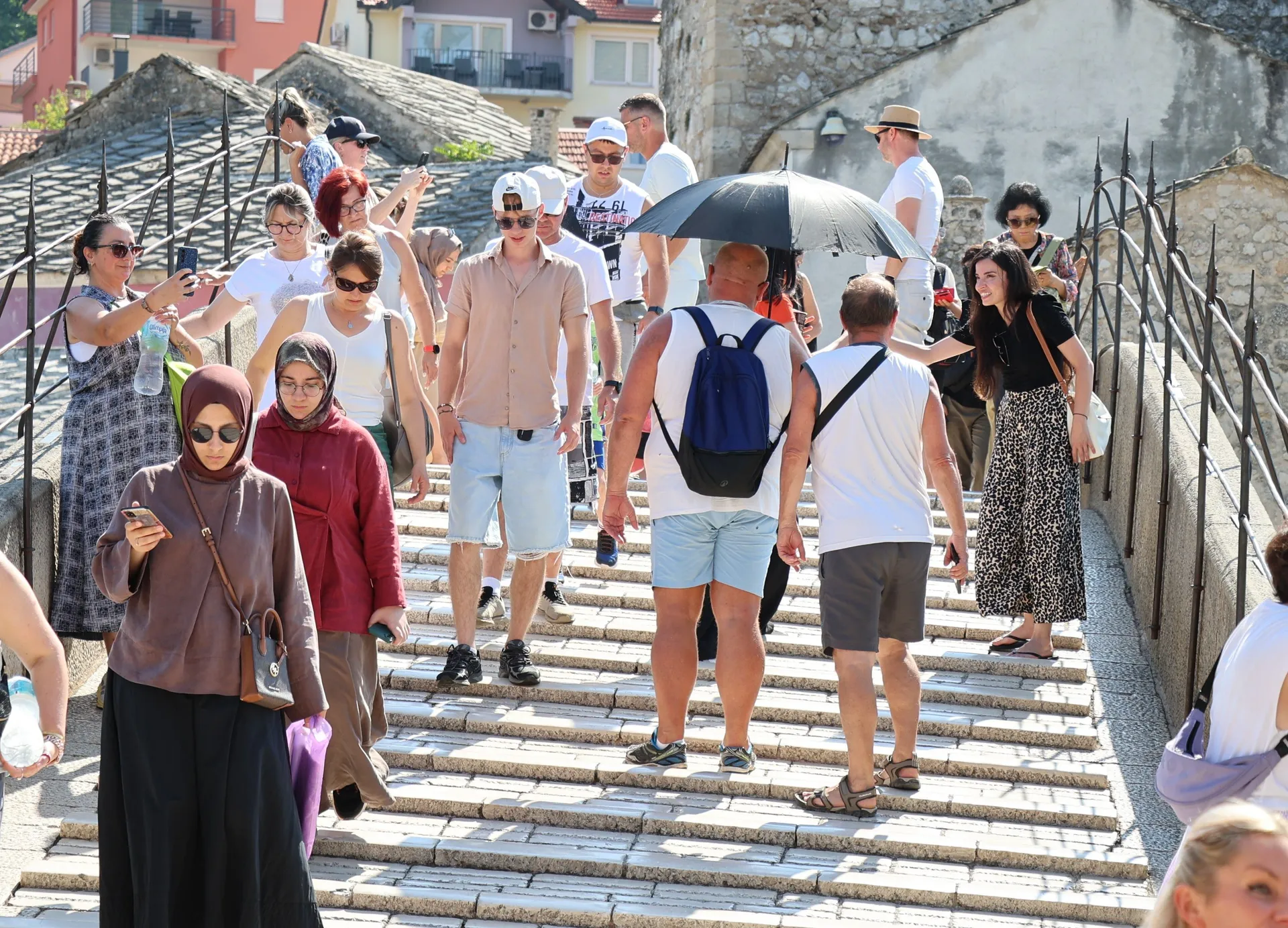 Turisti oduševljeni Mostarom: "Ovdje i nije toliko vruće, u Rimu je gore"