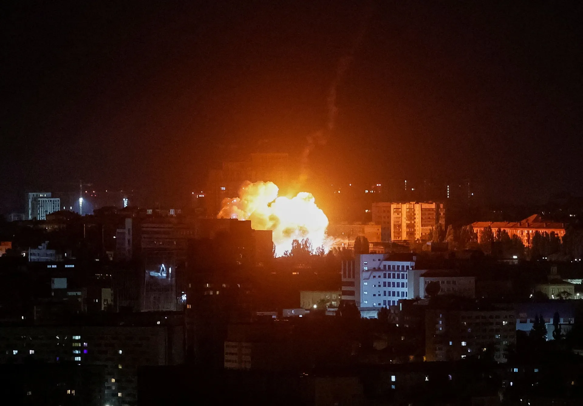 An explosion in the city during a Russian missile and drone strike, amid Russia's attack on Ukraine, in Kyiv, Ukraine July 19, 2026. REUTERS/Gleb Garanich     TPX IMAGES OF THE DAY