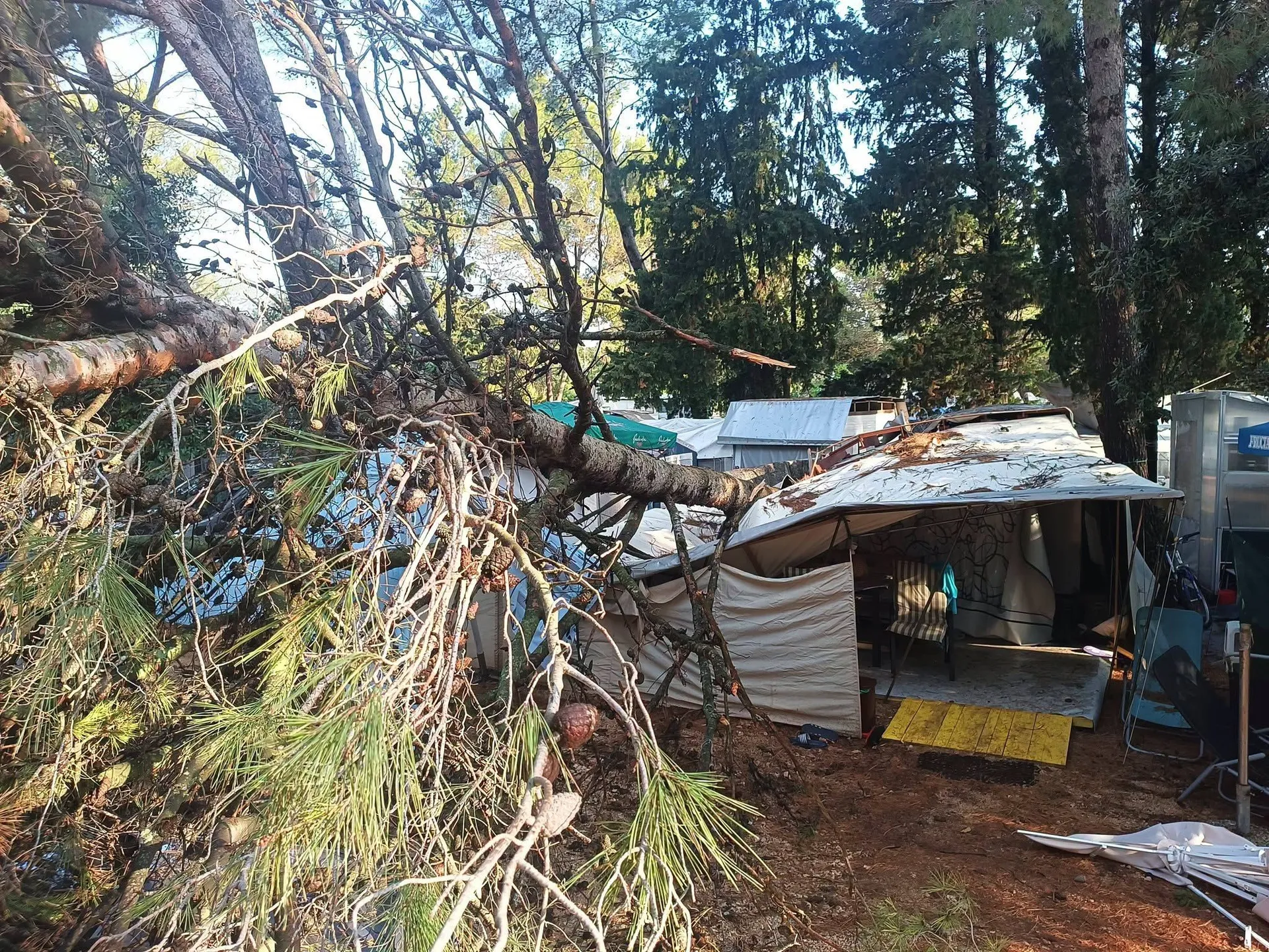 (FOTO) Oluja protutnjala kampovima u Dalmaciji, ima povrijeđenih, uključeni i helikopteri