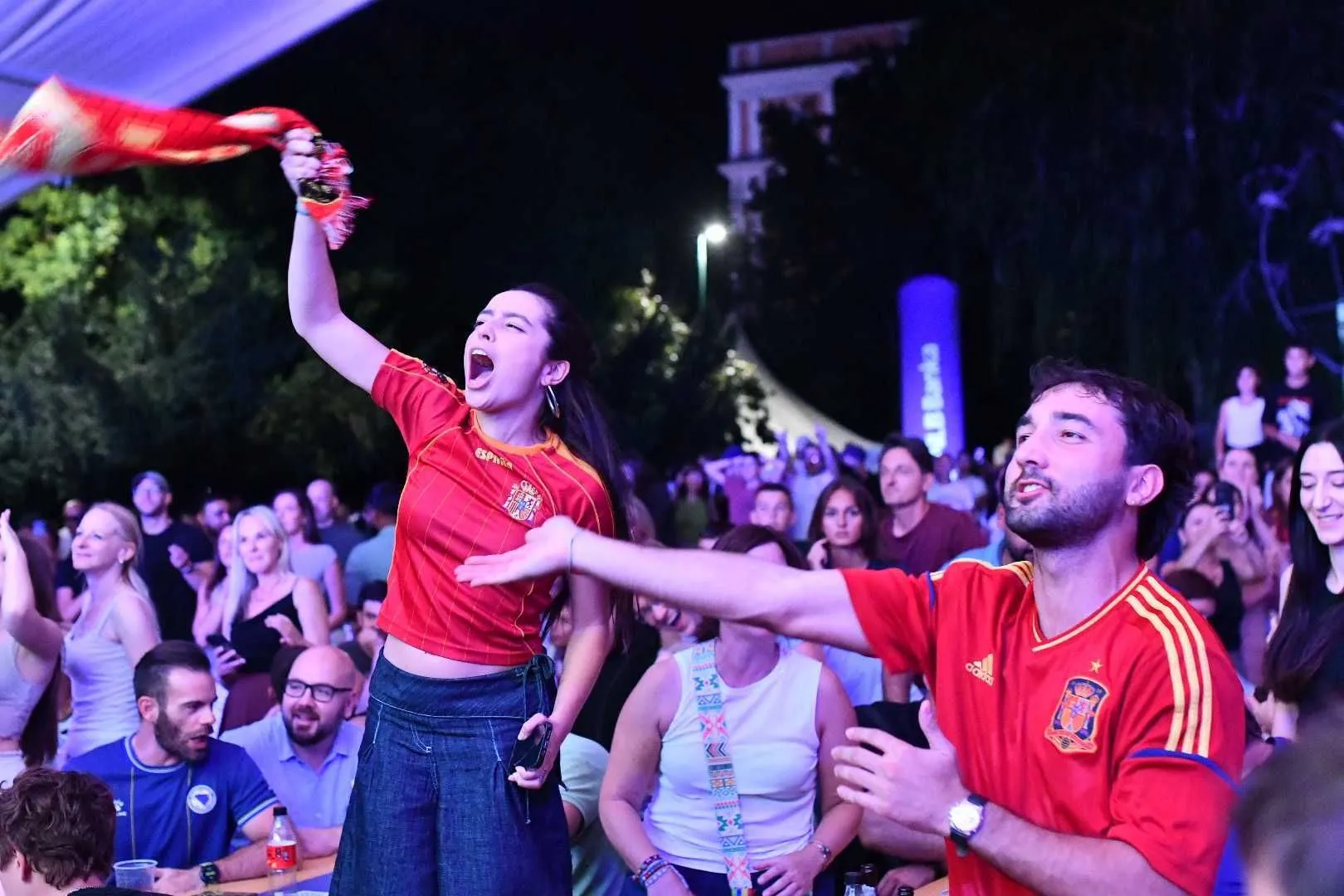 (FOTO i VIDEO) Ludnica u fan zoni nakon gola Torresa, pogledajte reakciju navijača Španije