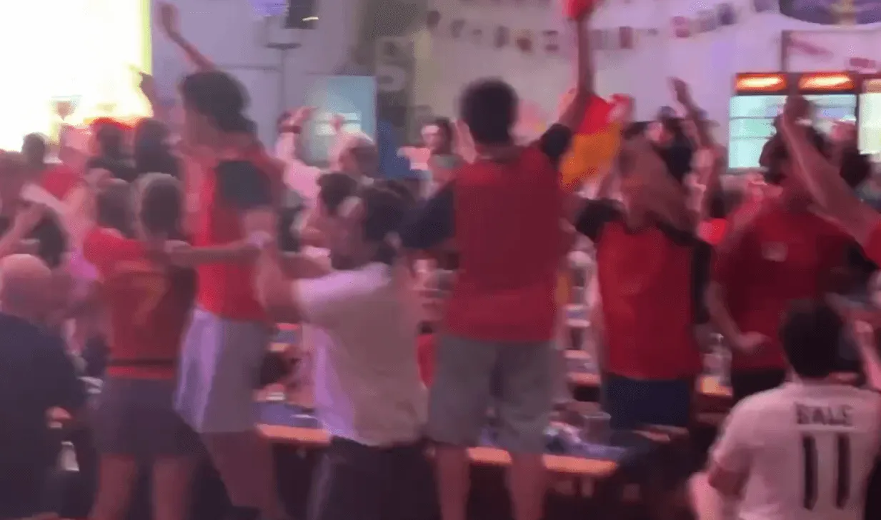 (VIDEO) Španski navijači "u ekstazi" u našoj fan zoni nakon isključenja Enza Fernandeza
