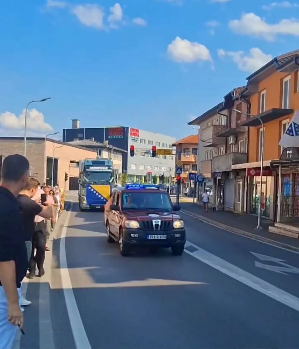 Mještani Bosanske Krupe ispratili kolonu sa posmrtnim ostacima žrtava iz Prijedora