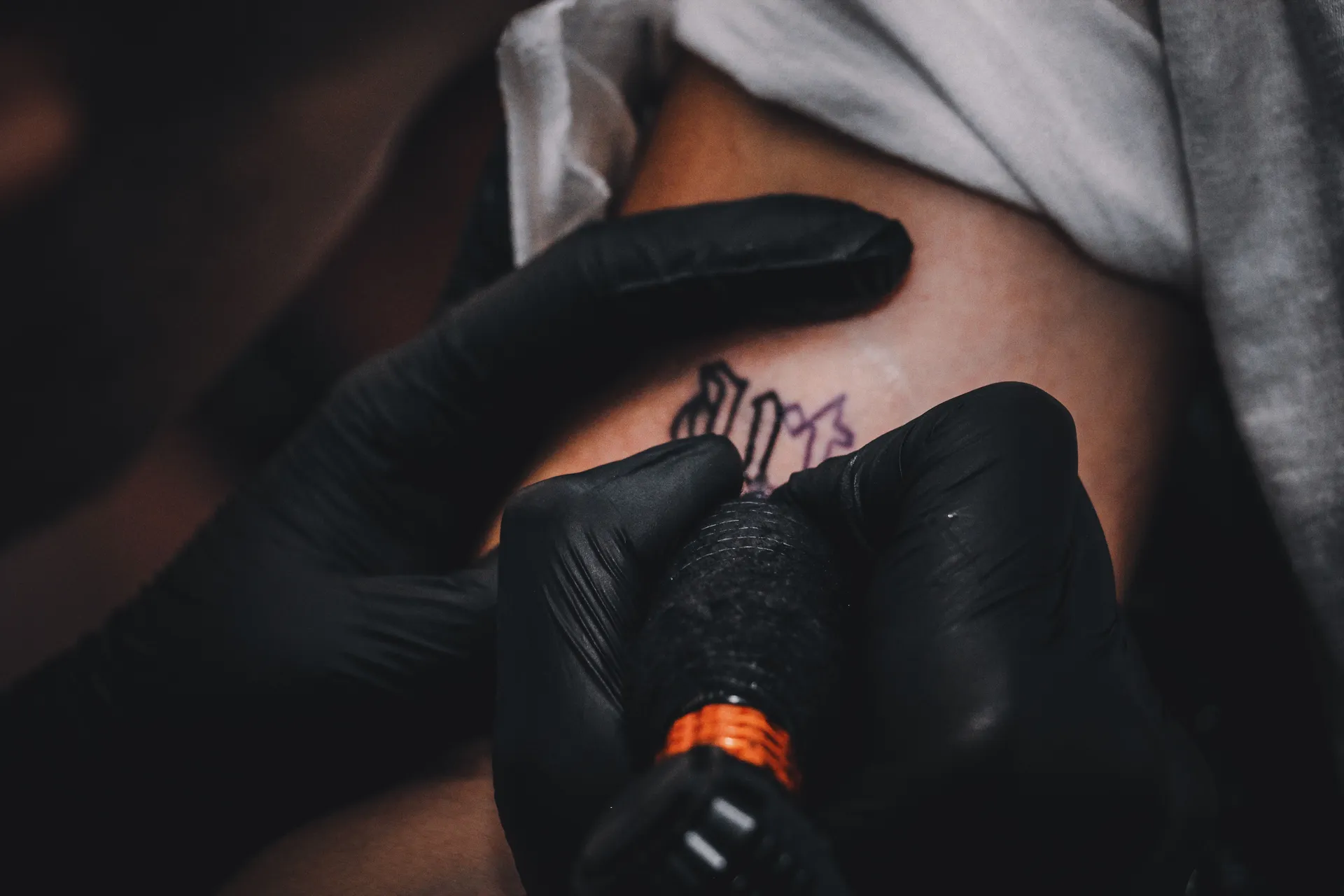 Tattoo majstor upozorio na novi AI trend: Ljudi traže stvari koje je nemoguće napraviti