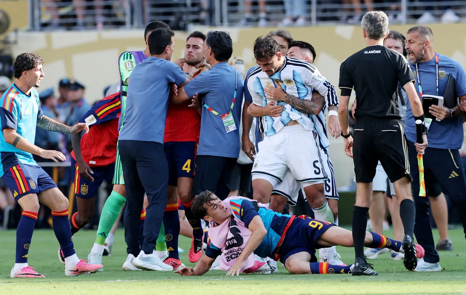 (VIDEO) Sramotni potezi zvijezde Argentine, po završetku utakmice udarao Špance na terenu