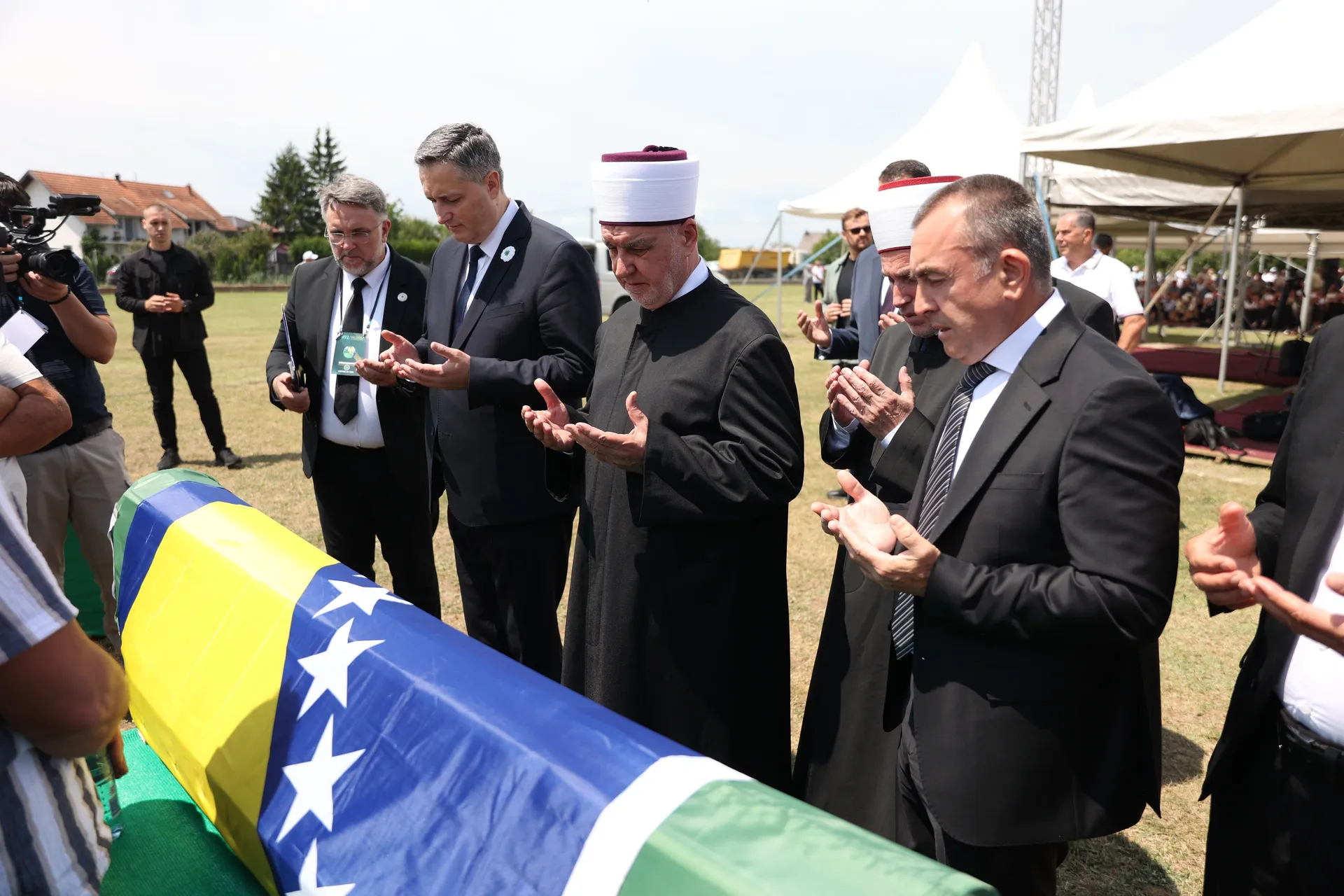 Tri decenije čekanja na dostojanstven ukop: U Kamičanima ispraćeno pet prijedorskih žrtava - slika 6