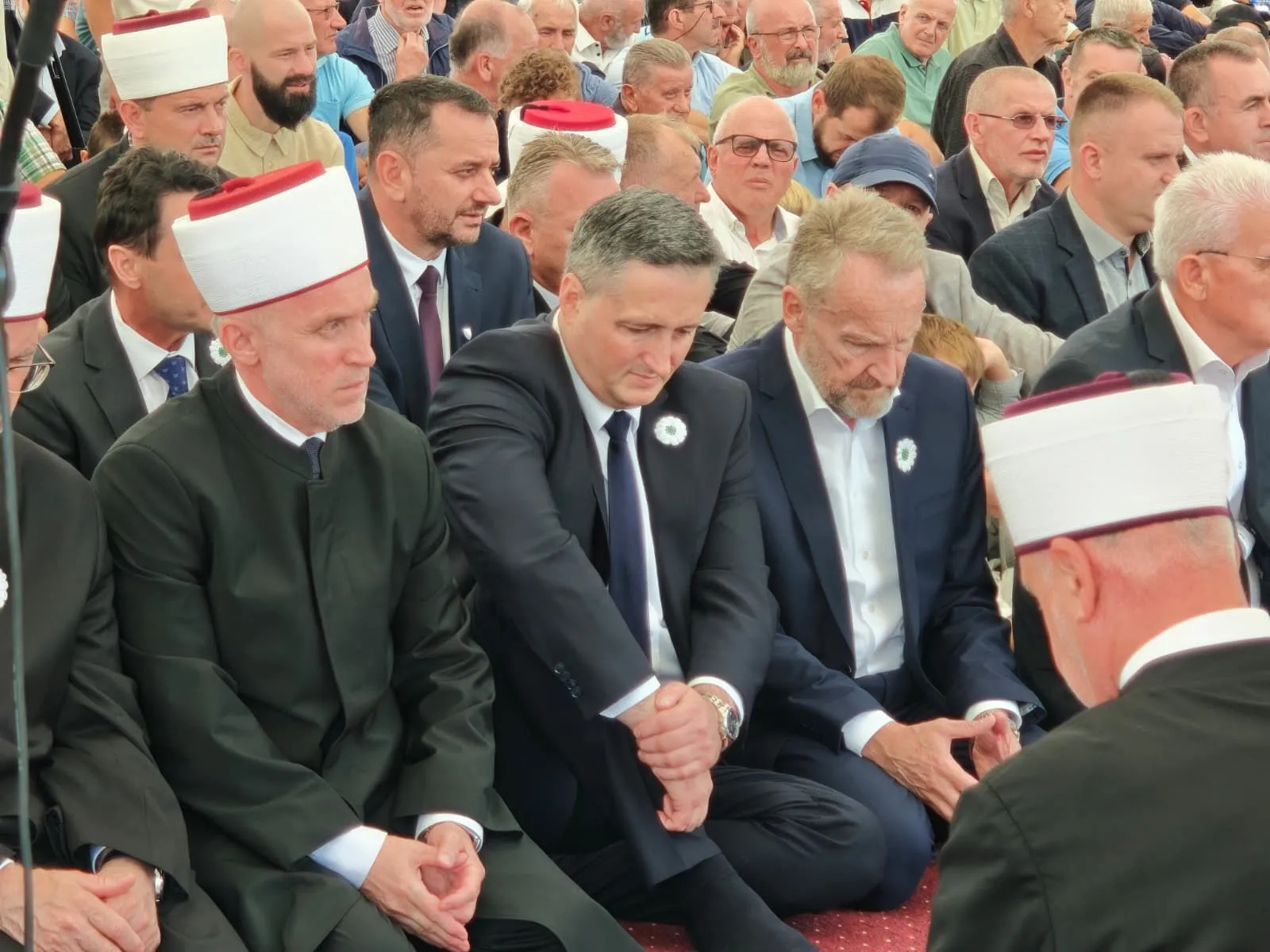 Bijeli nišani kao opomena: Klanjana kolektivna dženaza u Kamičanima za pet žrtava - slika 3