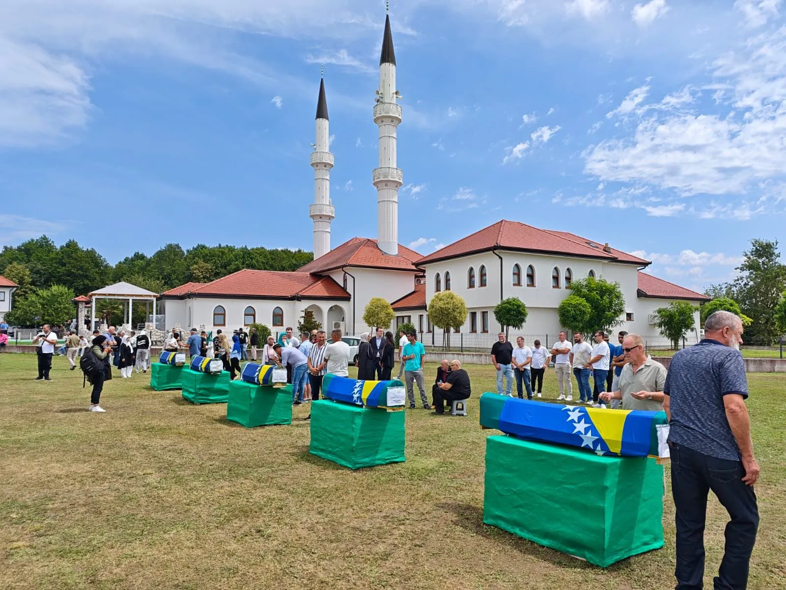 Bijeli nišani kao opomena: Klanjana kolektivna dženaza u Kamičanima za pet žrtava - slika 1