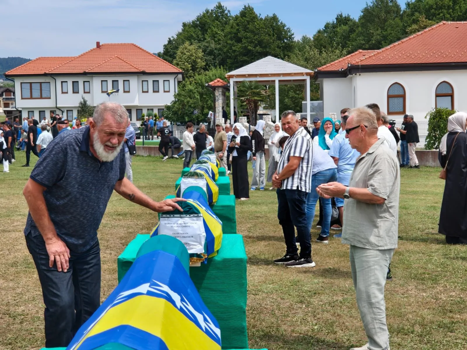 Bijeli nišani kao opomena: Klanjana kolektivna dženaza u Kamičanima za pet žrtava - slika 8