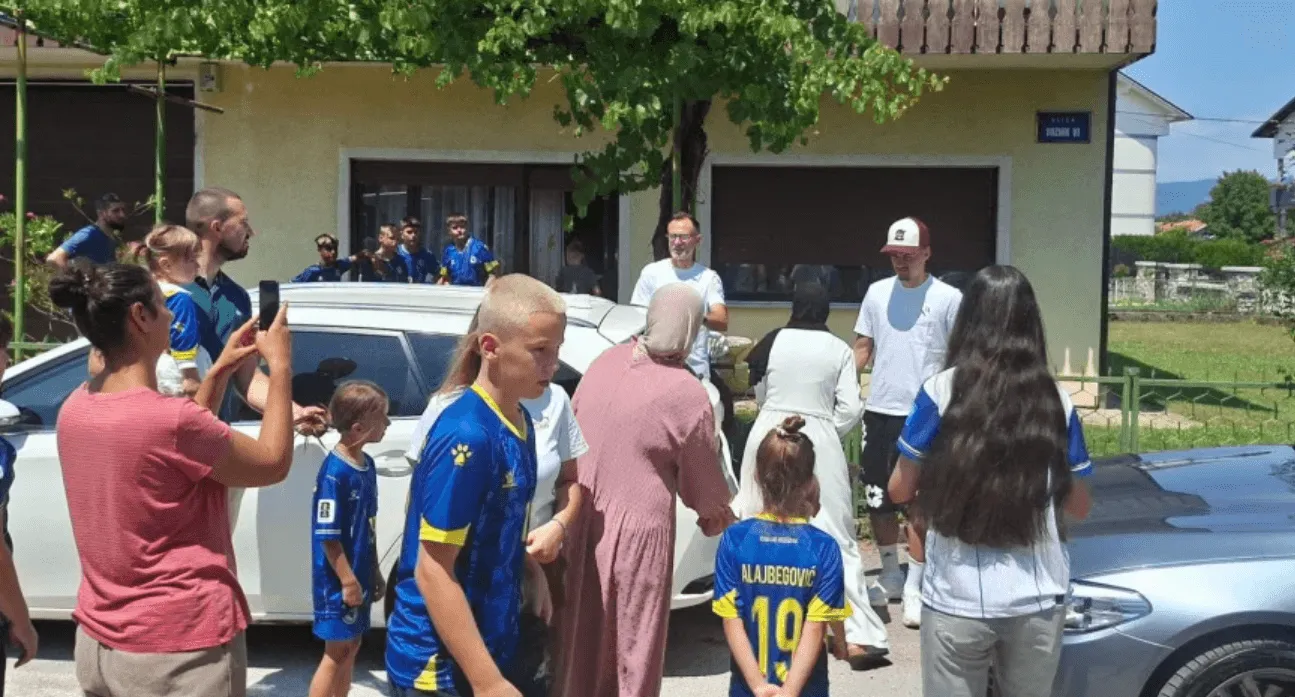 Građani u Bugojnu u redovima čekaju fotografiju s Kerimom Alajbegovićem