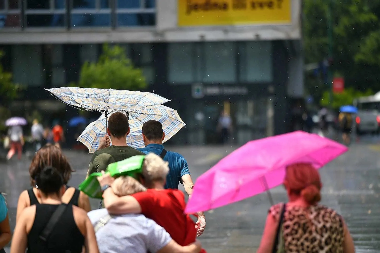 Danima će pržiti sunce, ali najavljeni su i pljuskovi, evo gdje će padati i kada
