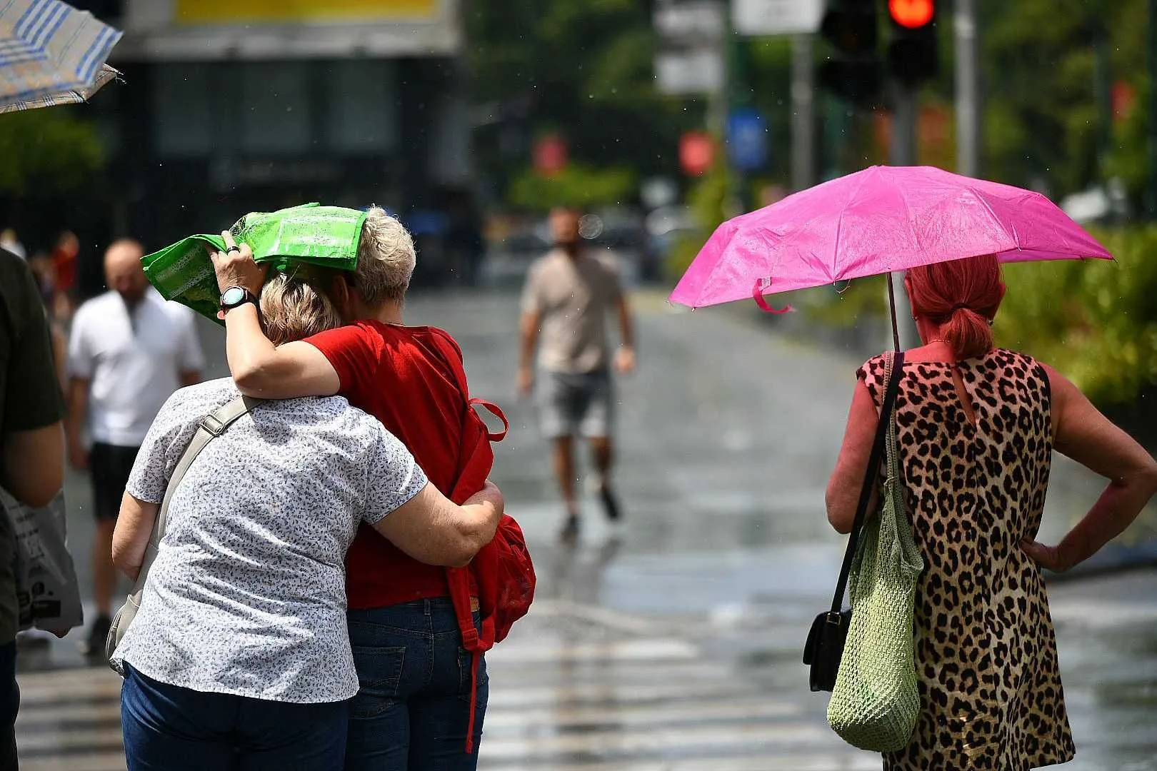 (FOTO) Ljetni pljusak konačno stigao u Sarajevo i donio veliko osvježenje