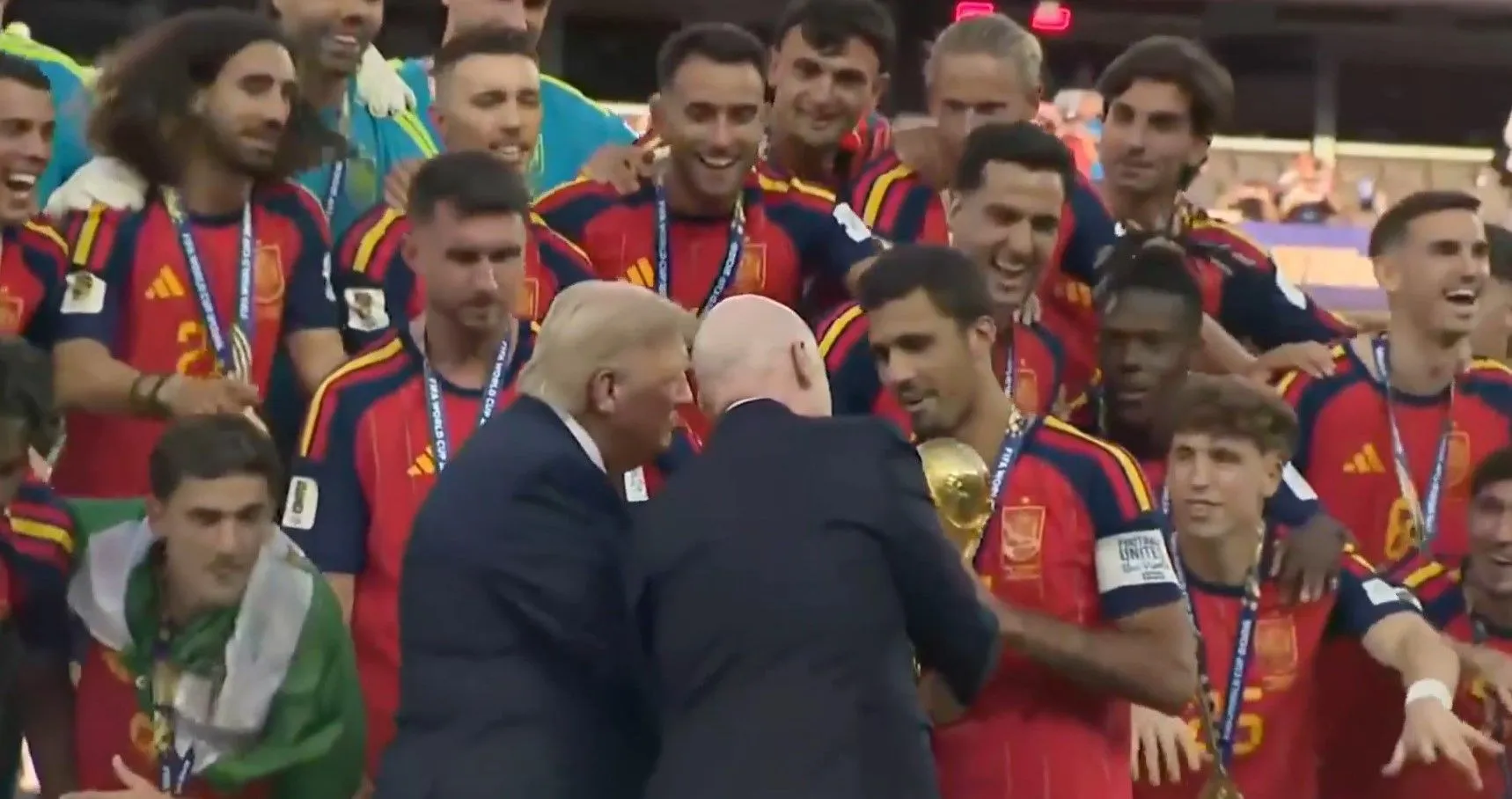 (VIDEO) Šta on to radi? Neobično ponašanje Donalda Trumpa pokvarilo slavlje Španjolaca