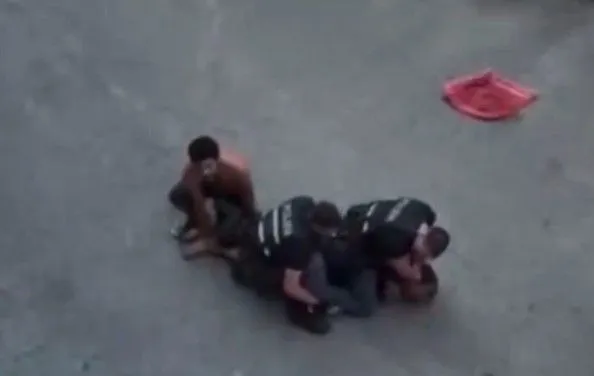 (UZNEMIRUJUĆI VIDEO) Muškarac preminuo tokom privođenja u Italiji, pokrenuta istraga