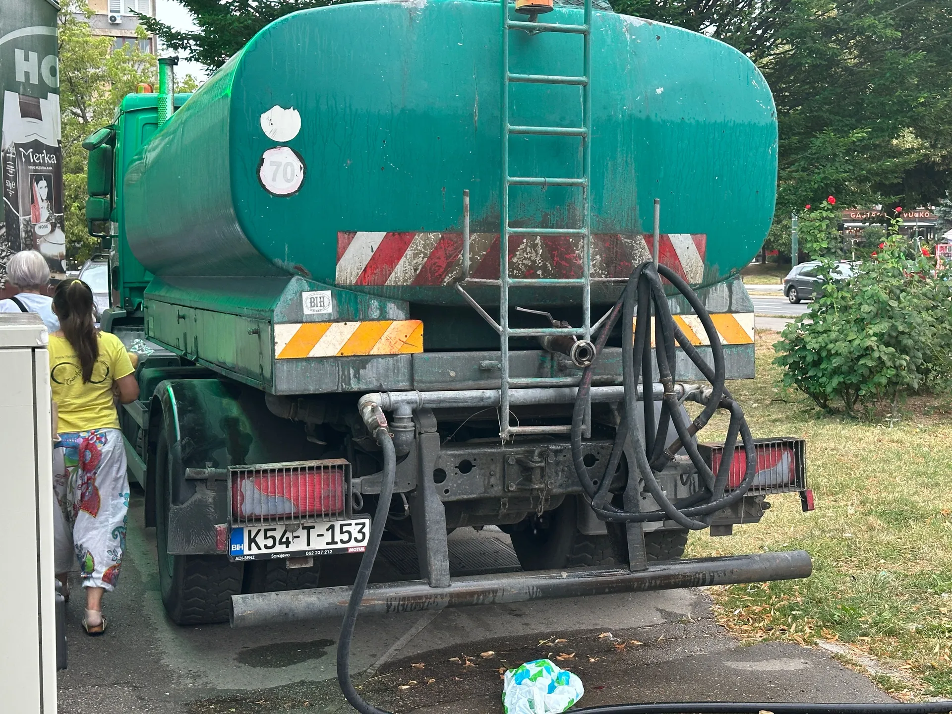 Cisterne s vodom na ulicama Sarajeva
