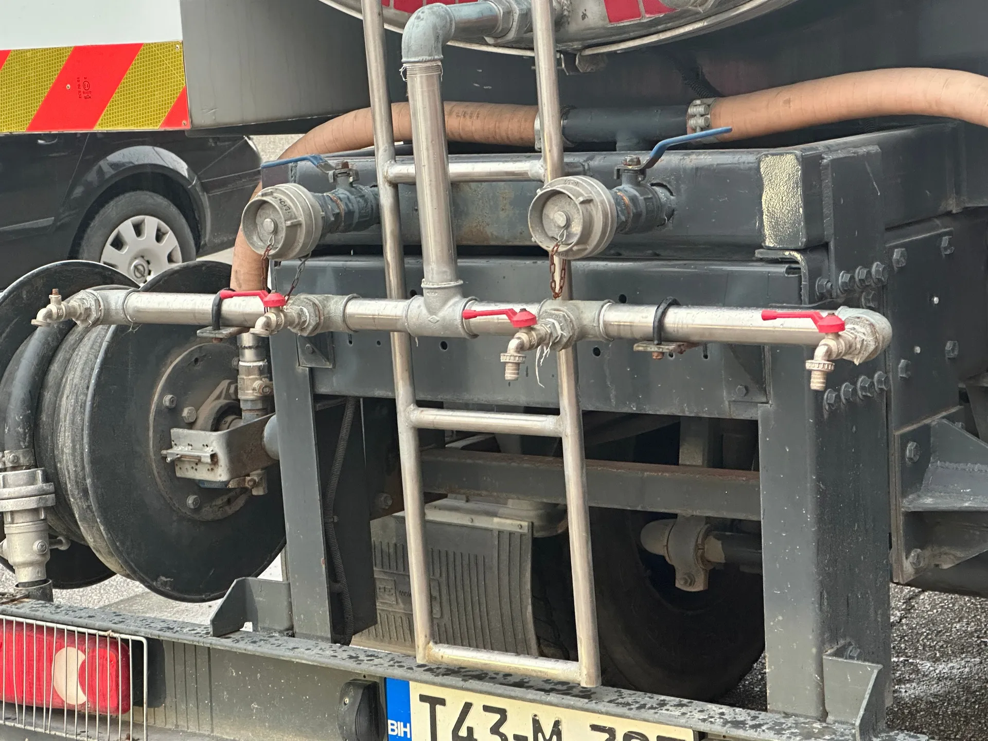 Cisterne s vodom na ulicama Sarajeva