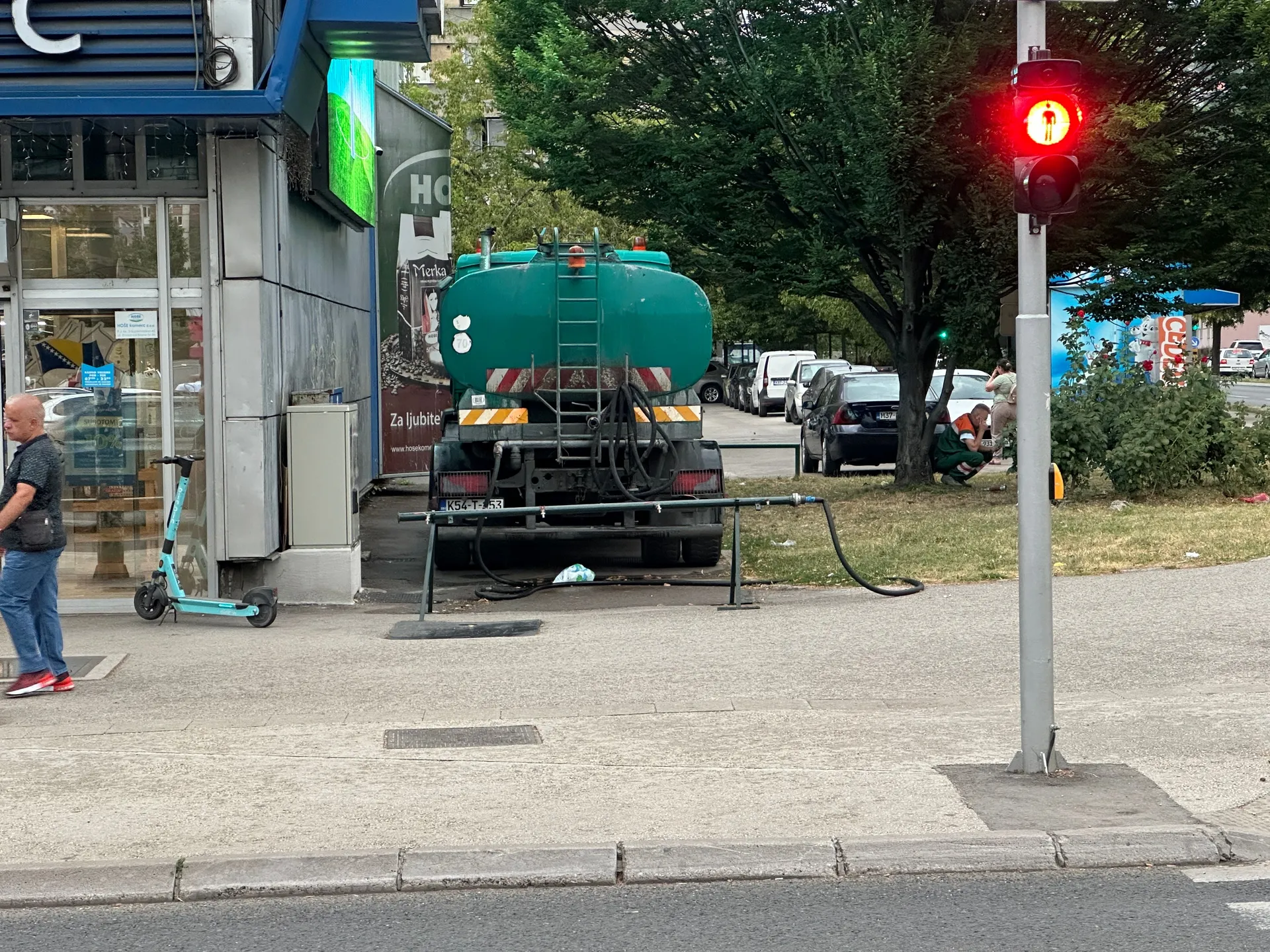 Cisterne s vodom na ulicama Sarajeva