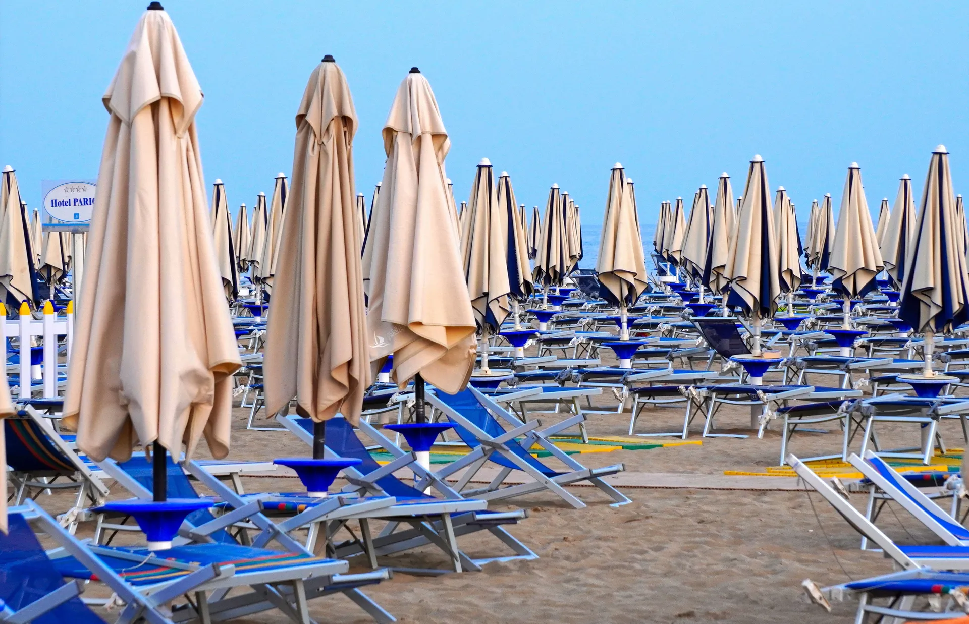 Ukradeno 350 luksuznih ležaljki u Italiji, turistkinja ih pronašla na plaži u Albaniji