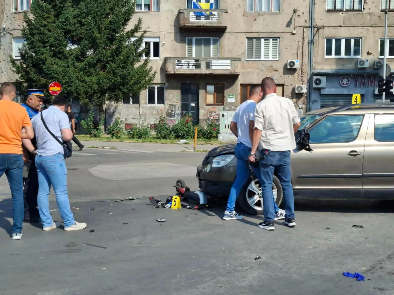 Tragičan epilog teške nesreće u Sarajevu, preminuo mladi vozač romobila