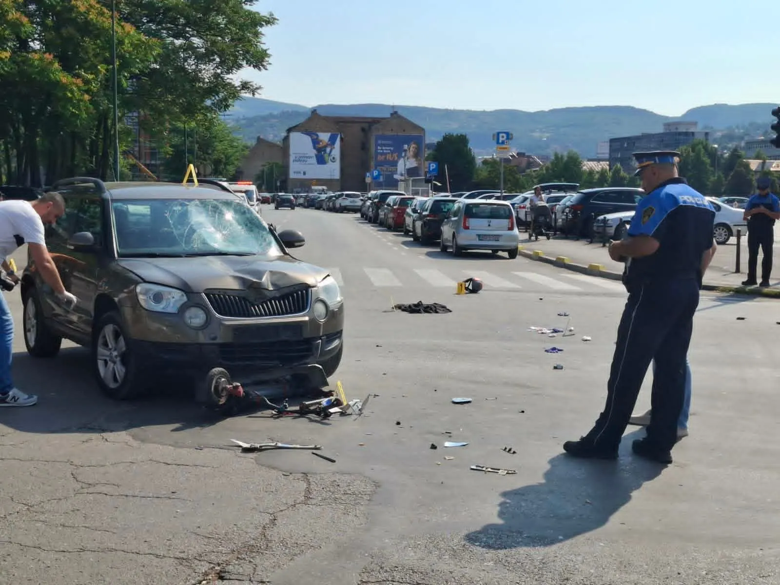 (VIDEO) Teška nesreća u centru Sarajeva, žestok sudar automobila i električnog romobila