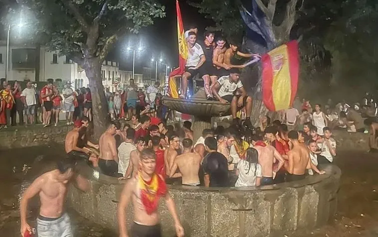 Španci slavili u fontani, urušila se, poginuo 13-godišnji dječak