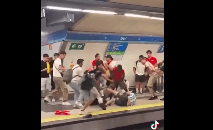 (VIDEO) Argentinski navijač brutalno pretučen na stranici metroa u Madridu