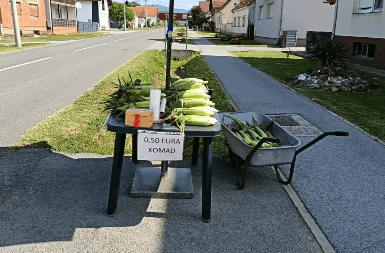 Prodaje kukuruz bez prodavača i kamera, a ono šta kupci rade svaki dan oduševilo je mnoge