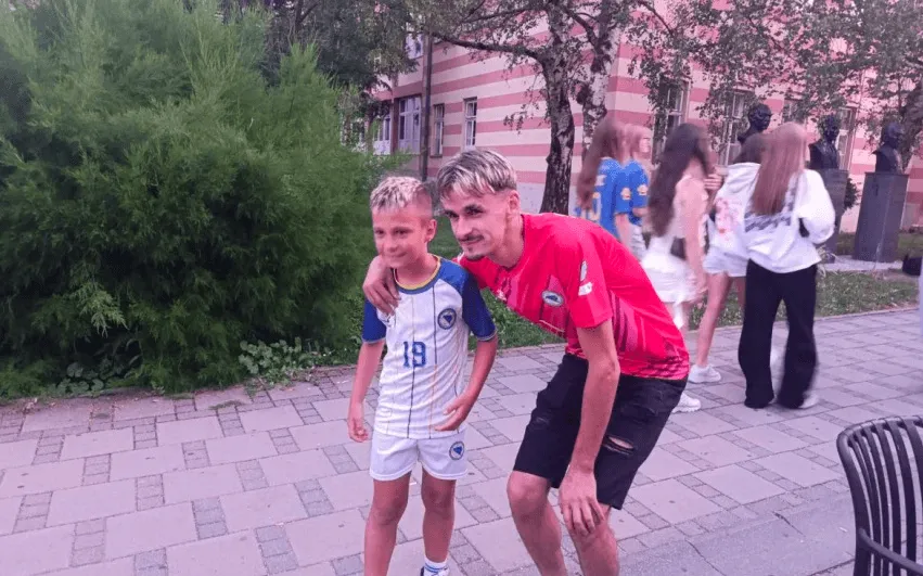 (FOTO) Mladić postao totalni hit zbog sličnosti sa Kerimom Alajbegovićem 