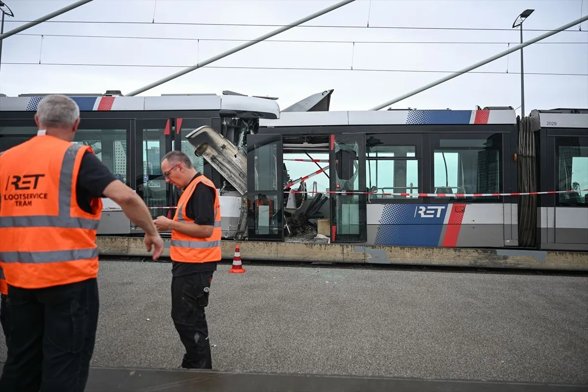 (FOTO) Težak sudar tramvaja na mostu u Rotterdamu, najmanje 15 povrijeđenih