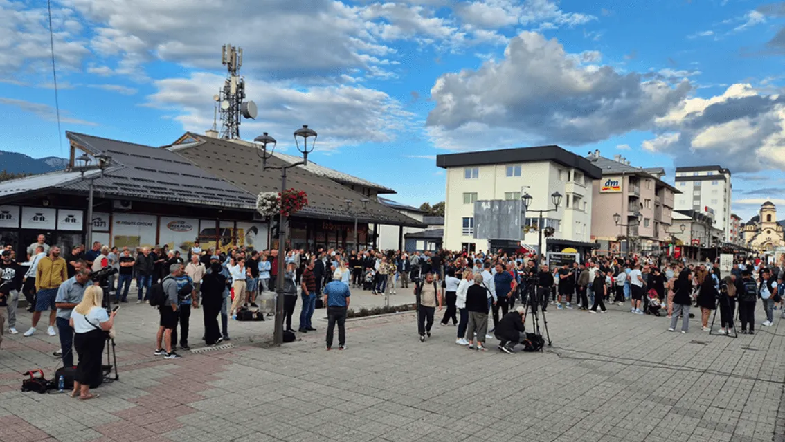Protest na Palama zbog racije u diskoteci Enigma: "Tražimo odgovore i odgovornost"