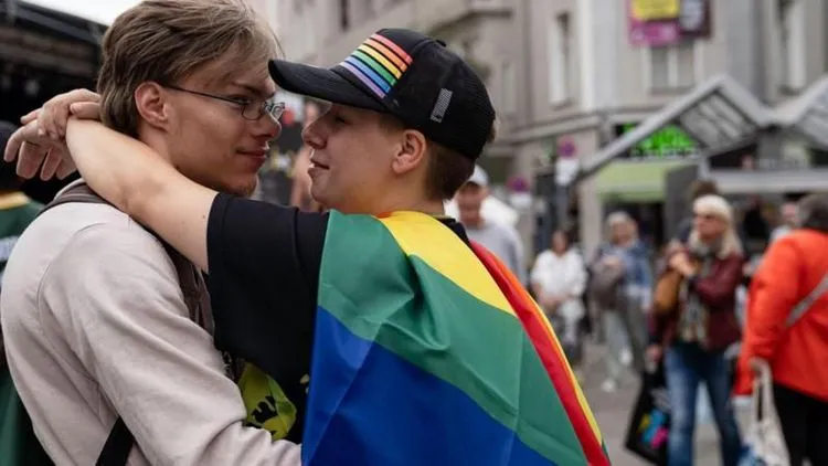 Nevidljivi i uplašeni: Život LGBT ljudi u malim sredinama u Srbiji